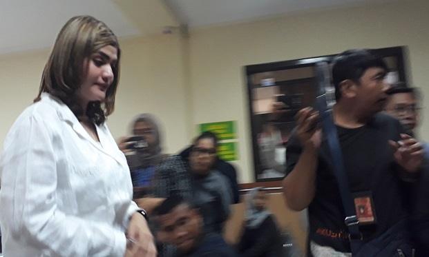 Hilda Vitria menangis usai jalani sidang dengan terdakwa Kriss Hatta. [Matamata.com]