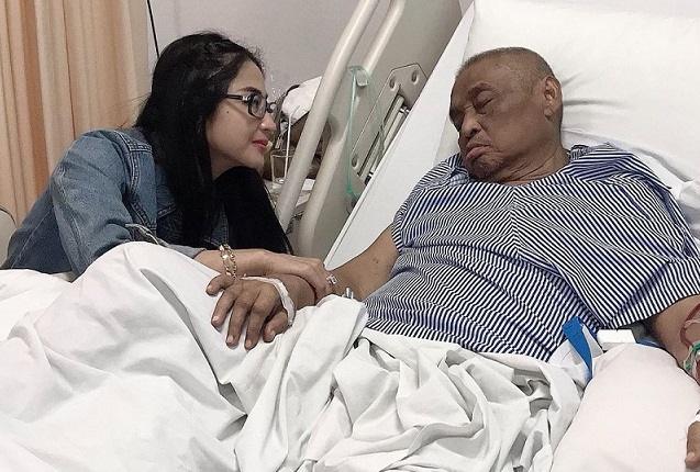 Dewi Perssik menemani ayahnya yang terbaring di ranjang RS. [Instagram]