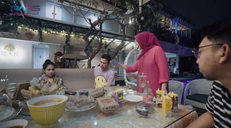 Raffi Ahmad diusir oleh Rieta Amilia. (Youtube/@RANSEntertainment)