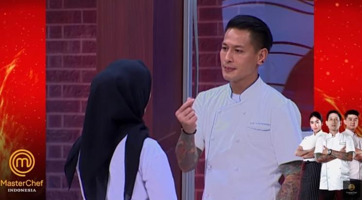 Momen manis Yulita MasterChef dan Chef Juna. (YouTube/MasterChef Indonesia)