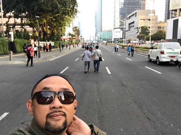 Ronal Surapradja berpose bareng aparat yang menjada demo di Bawaslu. [Instagram]