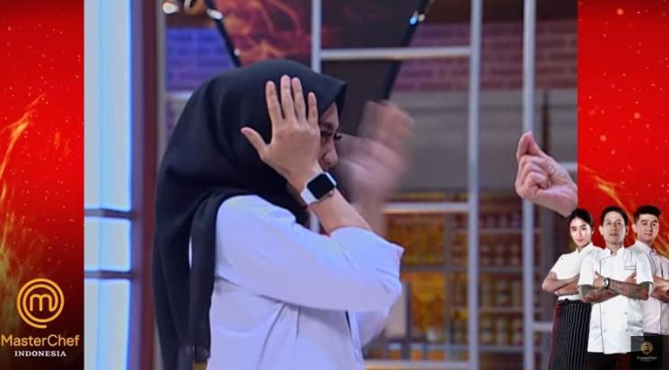 Momen manis Yulita MasterChef dan Chef Juna. (YouTube/MasterChef Indonesia)