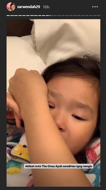 Thalia menangis melihat ayahnya sendirian. (Instagram/@sarwendah29)