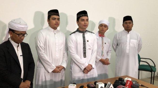 Dua putra Ustaz Arifin Ilham, Muhammad Amer Adzikro (kedua dari kiri) dan Muhammad Alvin Faiz (ketiga dari kiri) (Suara.com/Revi Cofans Rantung)