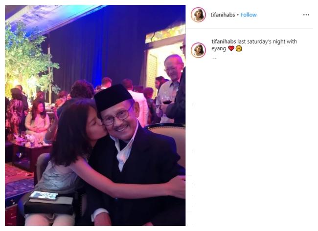 Tifani Habibie bareng eyangnya. (Instagram/@tifanihabs)