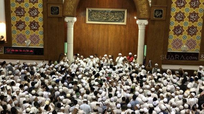 Jenazah tiba di Ustaz Arifin Ilham di Masjid Az-Zikra Sentul, Bogor, Jawa Barat pada Kamis (23/5/2019). (Suara.com)