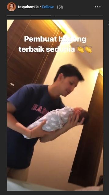 Randi Bachtiar bedong putranya. (Instagram/@tasyakamila)