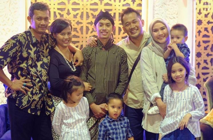 Keluarga Hanung Bramantyo dan Zaskia Adya Mecca. (Instagram/@zaskiadyamecca)