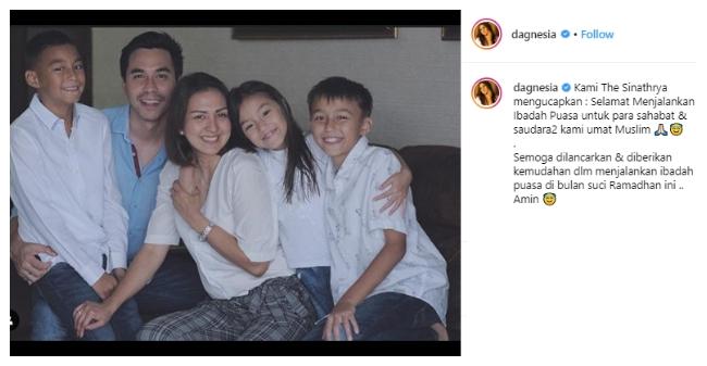 Keluarga Darius Sinathrya. (Instagram/@dagnesia)
