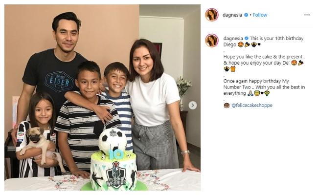Keluarga Darius Sinathrya. (Instagram/@dagnesia)