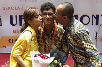 5 Pesona Izzat Assegaf, Putra Najwa Shihab yang Ganteng Abis