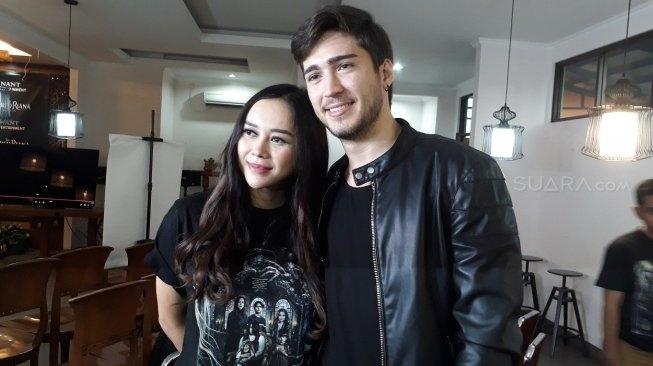 Aura Kasih dan Eryck Amaral (Suara.com/Wahyu Tri Laksono)