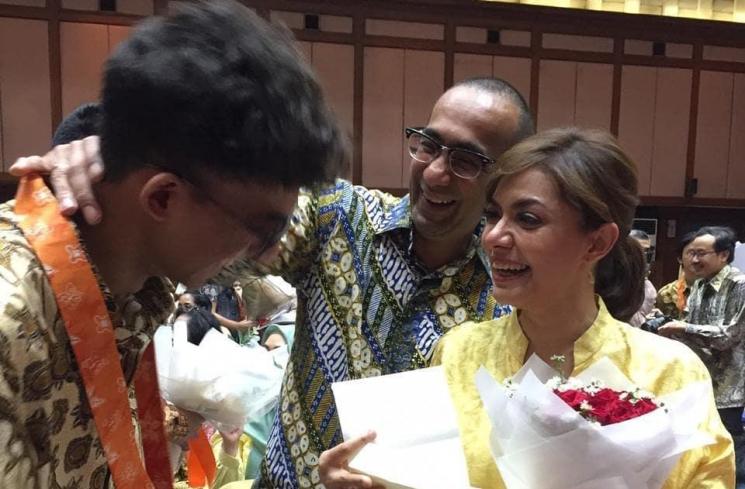 Momen haru Najwa Shihab hadiri acara kelulusan putra gantengnya. (Instagram/@najwashihab)