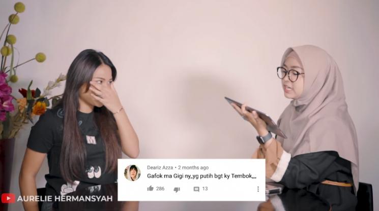 Aurel Hermansyah dan Ria Ricis bacakan komentar pedas. (Youtube/@AurelHermansyah)