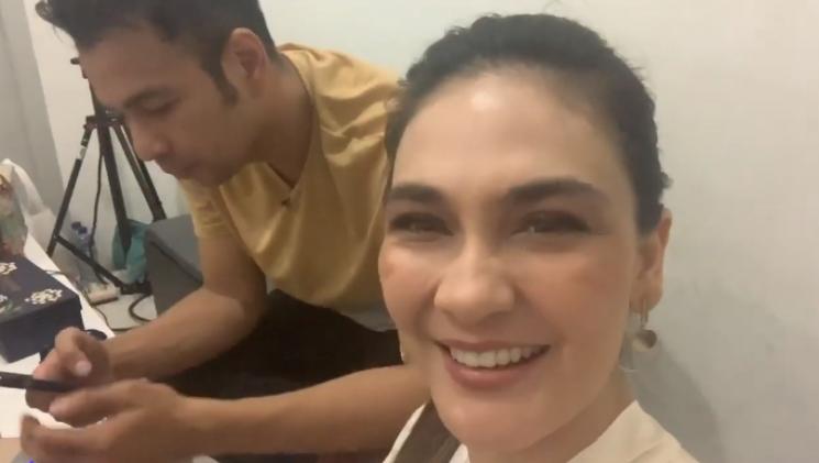 Luna Maya ungkap punya sisi pemalu. (Youtube/LunaMaya)