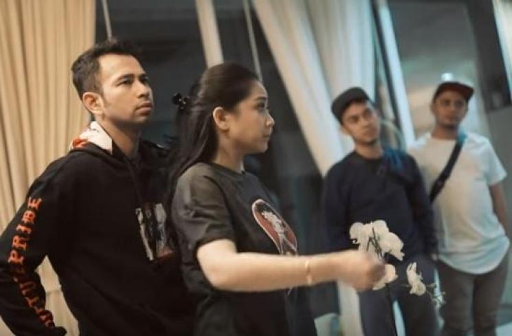 Nagita Slavina membela Raffi Ahmad saat rumahnya digerebek. [Capture YouTube]