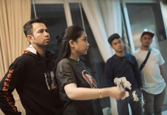 Nagita Slavina membela Raffi Ahmad saat rumahnya digerebek. [Capture YouTube]