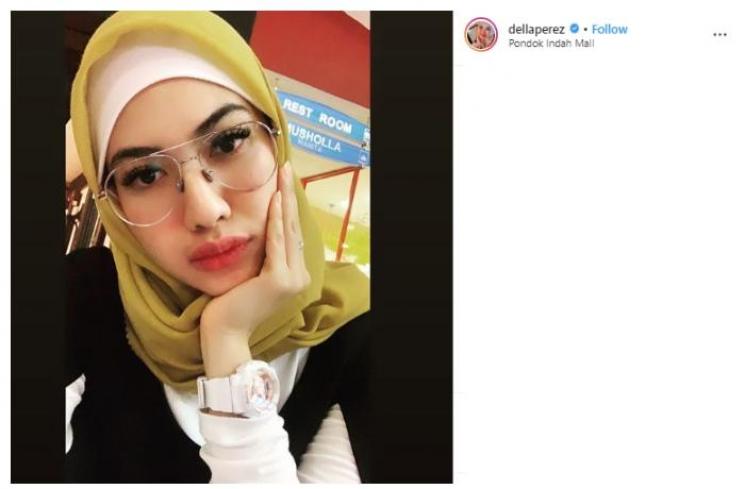 Della Perez dengan gaya hijab. (Instagram/@dellaperez)