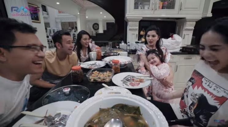 Ekspresi Arsy Malu-malu dijodohin dengan Rafathar. (YouTube/Rans Entertainment)