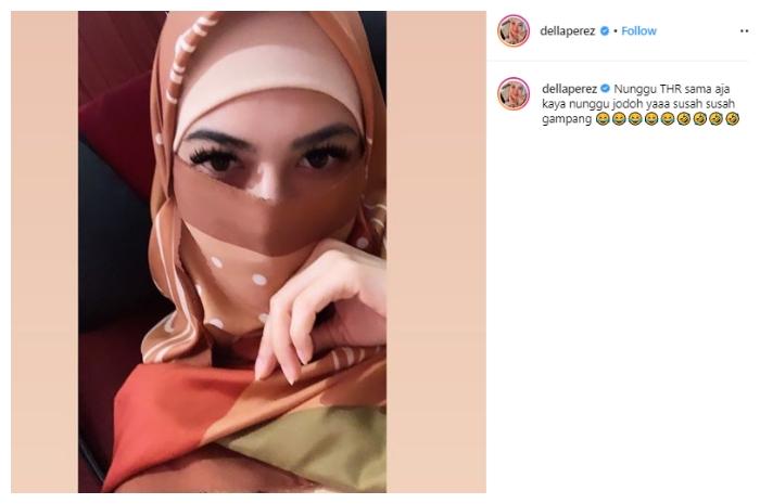 Della Perez dengan gaya hijab. (Instagram/@dellaperez)