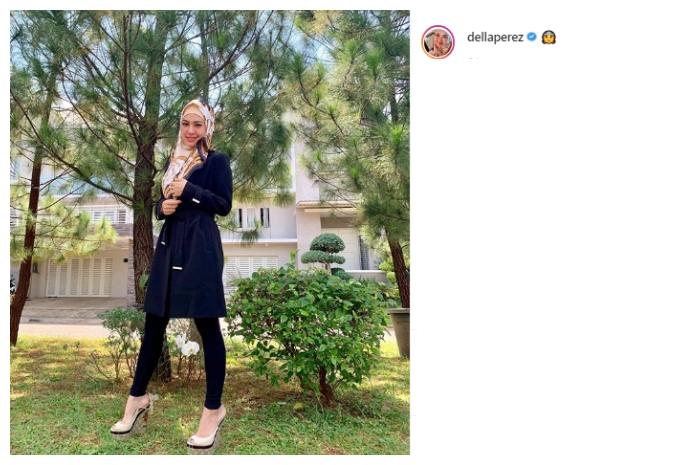 Della Perez dengan gaya hijab. (Instagram/@dellaperez)