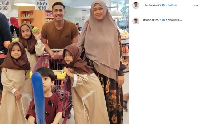 Irfan Hakim dan keluarganya. (Instagram/@irfanhakim75)