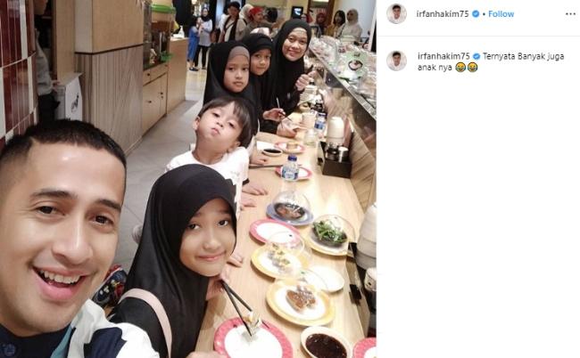 Irfan Hakim dan keluarganya. (Instagram/@irfanhakim75)
