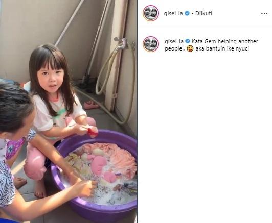 Gempi nyuci baju. (Instagram/@gisel_la)