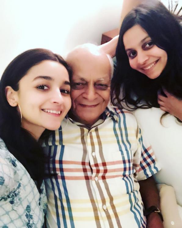 Alia Bhatt bersama ayah dan kakaknya, Shaheen Bhatt (Instagram/@shaheenb)