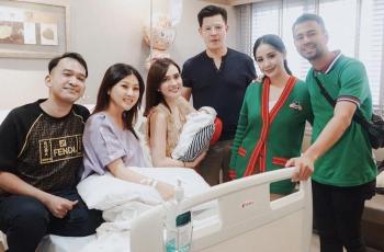 Rela Terbang ke Singapura, Intip Keseruan 7 Artis Jenguk Bayi Ruben Onsu dan Sarwendah