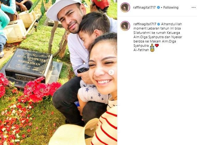 Raffi Ahmad nyekar ke makam Olga Syahputra. (Instagram/@raffinagita1717)