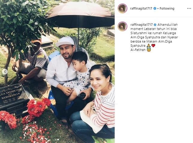 Raffi Ahmad nyekar ke makam Olga Syahputra. (Instagram/@raffinagita1717)