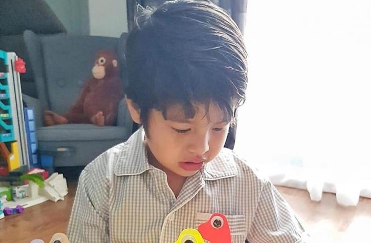 Anak Nikita Mirzani belajar ngaji. (Instagram/@nikitamirzanimawardi_17)