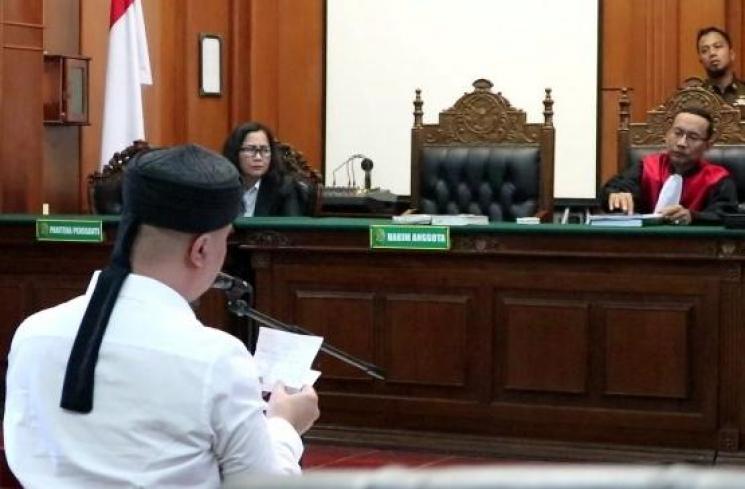 Terdakwa Ahmad Dhani saat menjalani sidang lanjutan di PN Surabaya, Jatim. (Suara.com/Achmad Ali)