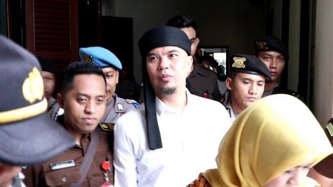 Terdakwa Ahmad Dhani saat menjalani sidang lanjutan di PN Surabaya, Jatim. (Suara.com/Achmad Ali)