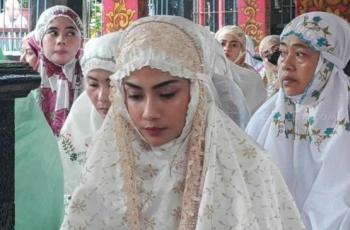 Mukena Vanessa Angel untuk Salat Id Ternyata dari Orang Spesial