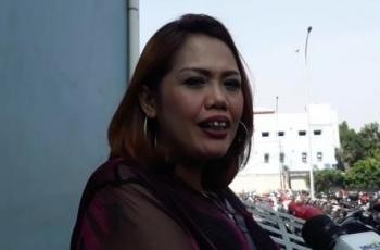 Blazer Pemberiannya Dipakai Foto dengan Irma Darmawangsa, Elly Sugigi Murka