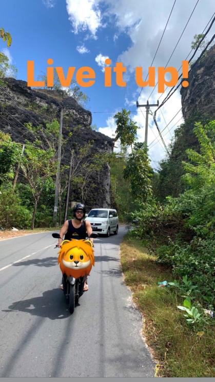 Siwon Super Junior kutangan sambil naik motor di Bali (Twitter/@siwonchoi)