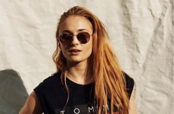 Kece Bingits! 5 Gaya Liburan Sophie Turner, Aktris X-Men: Dark Phoenix