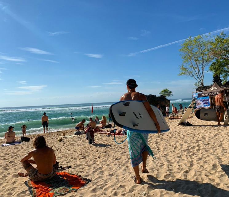 Choi Siwon main surfing (Twitter/@siwonchoi)