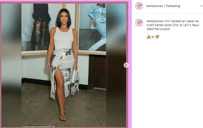 Kim Kardashian dengan rok motif koran. (Instagram/@lamiscorner)