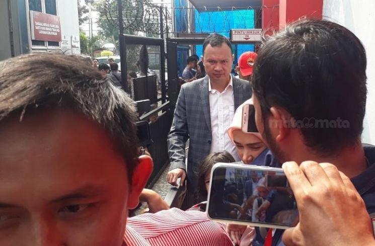 Mulan Jameela bawa dua anaknya saat jenguk Ahmad Dhani di Rutan Cipinang. [Ismail]