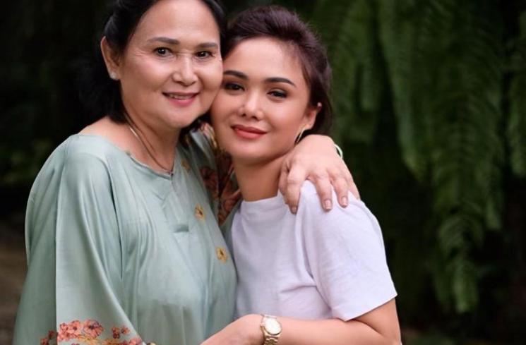 Kecantikan Yuni Shara diwarisi dari ibundanya. [Sumber : Instagram]