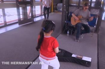 Arsy Hermansyah beri uang ke pengamen Kanada. (Youtube/TheHermansyahA6)