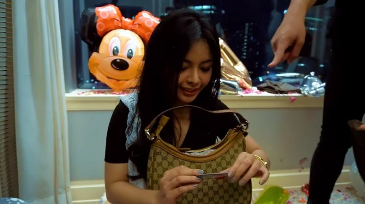 Elvia Cerolline membuka kado dari Billy Syahputra. (Youtube/BillySyahputra)