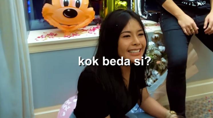 Elvia Cerolline membuka kado dari Billy Syahputra. (Youtube/BillySyahputra)