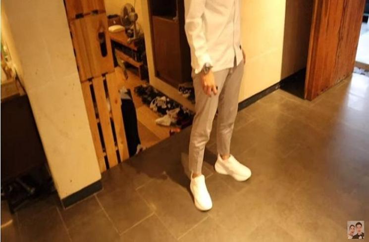 Baim Wong mengenakan sepatu berhak (Tangkapan layar YouTube channel Baim Paula)