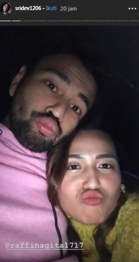 Raffi Ahmad peluk perempuan cantik. [Instagram]