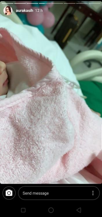 Aura Kasih mengumumkan persalinan anak pertama (Instagram/@aurakasih)