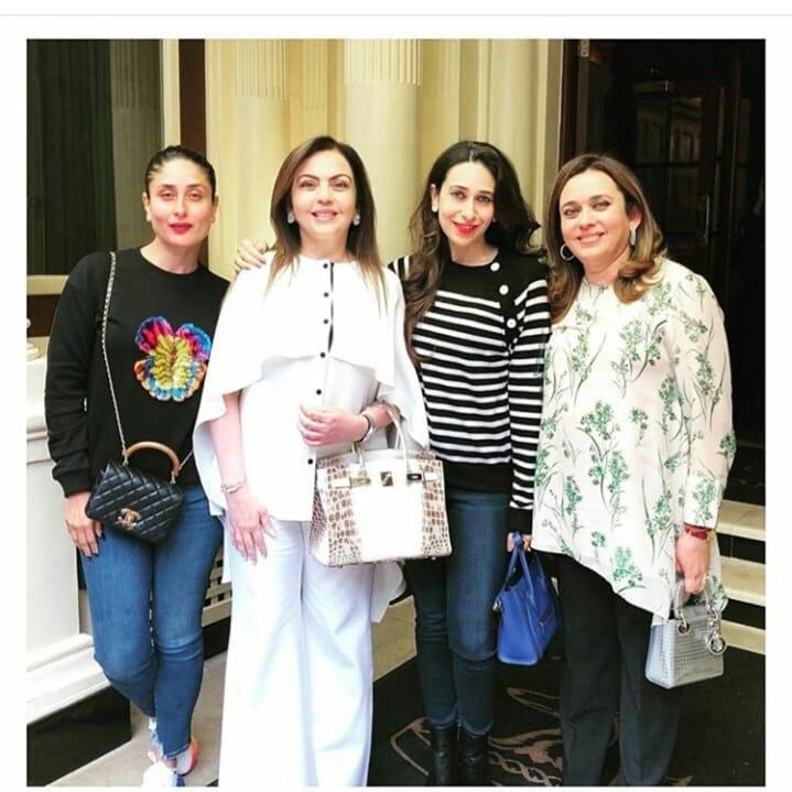 Kareena Kapoor dan Karisma Kapoor di London (Instagram/@therealkareenakapoor)